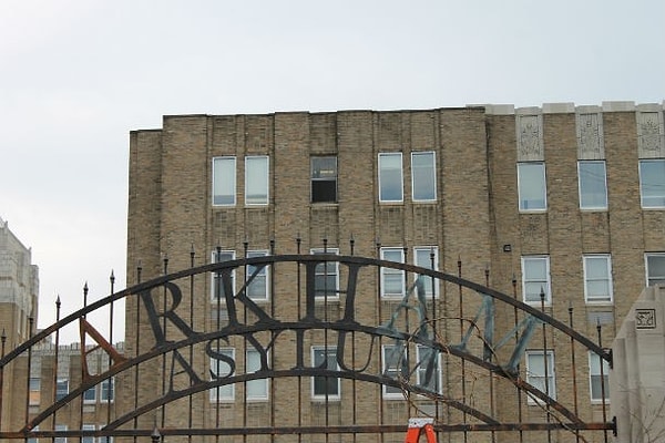 13. Лечебница Аркхэм была названа в честь одноименного заведения в вымышленном городе Аркхэм, Массачусетс, упоминаемого в произведениях Говарда Лавкрафта. А больница в произведениях Лавкрафта, в свою очередь, основана на реальной психбольнице “The Danvers State Hospital” в штате Массачусетс.