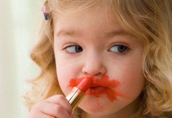 3. Мы втайне брали их у родителей или старших сестер и красились как умели.