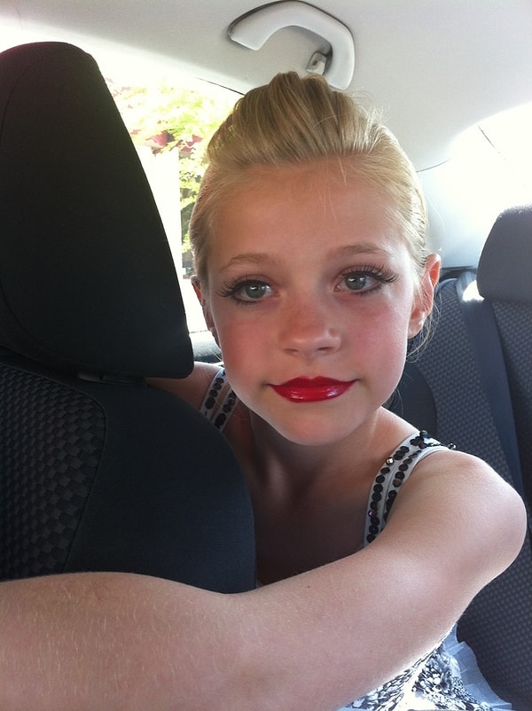 4. Затем "румянили" щеки ярко-красной помадой.