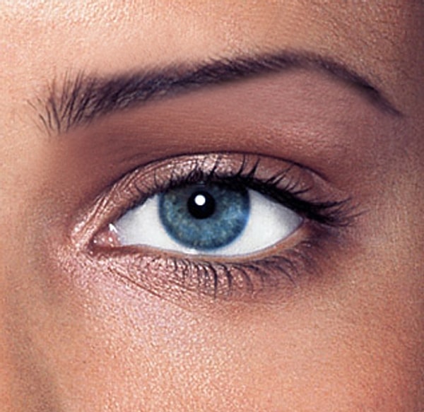 12. Чем тоньше брови, тем они красивее. Лучше всего "ниточкой".