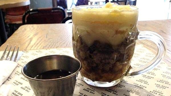 1. Здесь подают гарниры в стаканах из-под пива 🍺