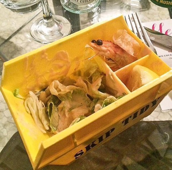 3. Заведеньеце, подающее коктейль из креветок в подобии мусорного контейнера