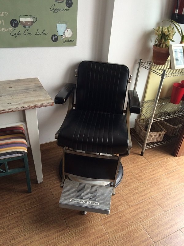 8. А владельцы этого ресторана считают, что парикмахерский стул - самое удобное приспособление для приема пищи