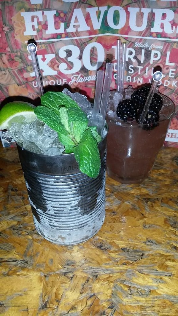 11. Ну, а в этом месте коктейли подают в старых жестянках