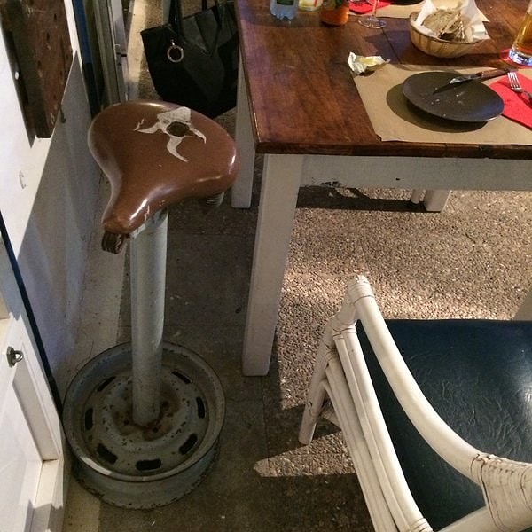 15. Приз этому ресторану, который изобрел самое что ни на есть хипстерское сиденье!