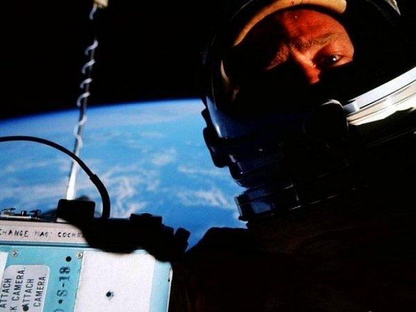 3. Buzz Aldrin'in 1966'da çektiği, tarihin ilk uzay selfie'si.