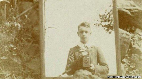 30. İskoçya'da çekilen bir selfie. 1900'ler ve 1950'ler arasında çekilmiş olabileceği tahmin ediliyor.