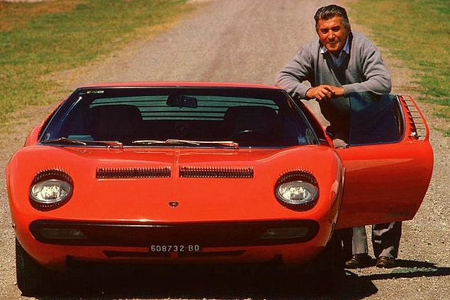 11. Çok tutan 350 GT ve Jamara'dan sonra adı bir dövüş boğası yetiştiricisi Don Eduardo Miura'dan esinlenilen Miura seri üretime geçer.