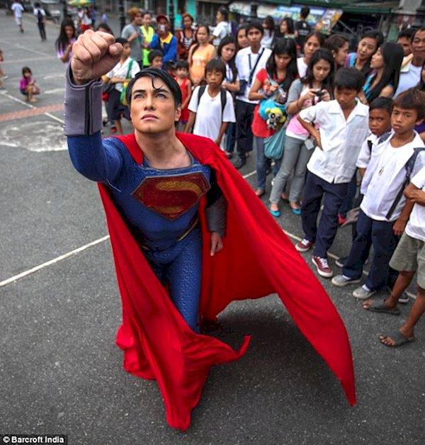 Filipinli Süpermen ismi takılan Herbert, gerçekten Süpermen olabileceğini söylüyor.