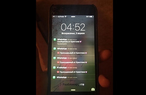 1. А недавно Татьяна выложила в сеть фотографию разбитого смартфона мужа, на экране которого видно несколько пропущенных звонков от незнакомки по имени Кристина. Татьяна написала девушке сообщение с обещанием подарить ей мужа бесплатно, ведь  «он ничего не умеет, только пить». К тому же, она предупредила загадочную Кристину, что вряд ли ее ждет счастье с Александром: «Человек, который бьет мать своих детей, убьет тебя».