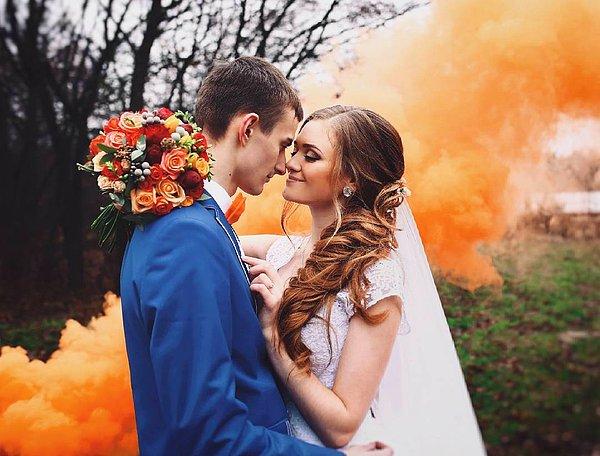 3. Bugünlerde çiftler evlilik fotoğraflarını ya da düğün merasimlerini renklendirmek için bu sisleri tercih etmeye başladı.