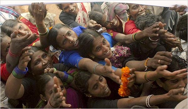 Zengin ve fakir sınıf arasında maddi uçurum olmasıyla tanınan Hindistan açlıkla mücadele ediyor.