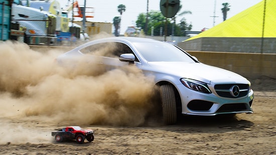 Üst Düzey Yarış Başlıyor! Mercedes ve RC Arabanın Mükemmel Parkur Performansı