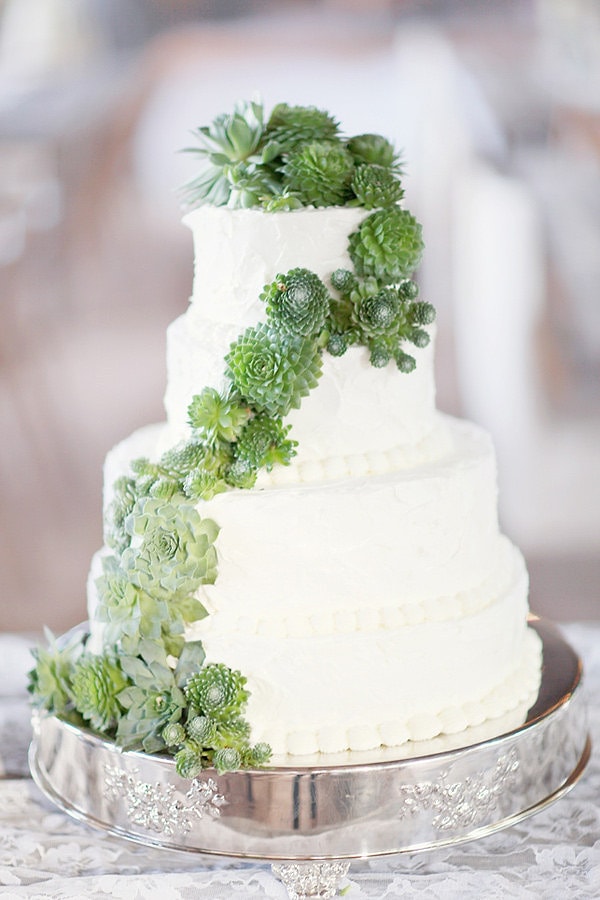 20. Но и многоярусный торт можно украсить этими цветами