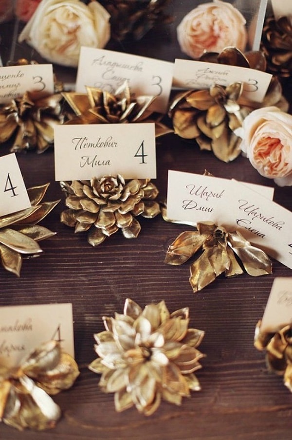 21. Можно покрасить из золотым спреем, чтобы сделать подставку для карточек