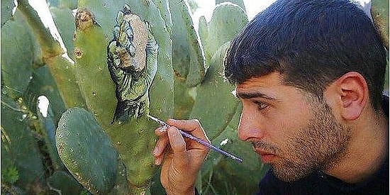 Житель Палестины рисует повседневную жизнь на кактусах