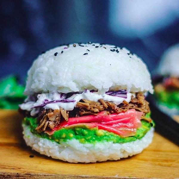 2. Dünyadaki çeşitli restoranlarda bulabileceğiniz bu yemek, hamburger ekmeği gibi kullanılan pirincin arasına geleneksel sushi ve burger malzemeleri eklenmesiyle hazırlanıyor.