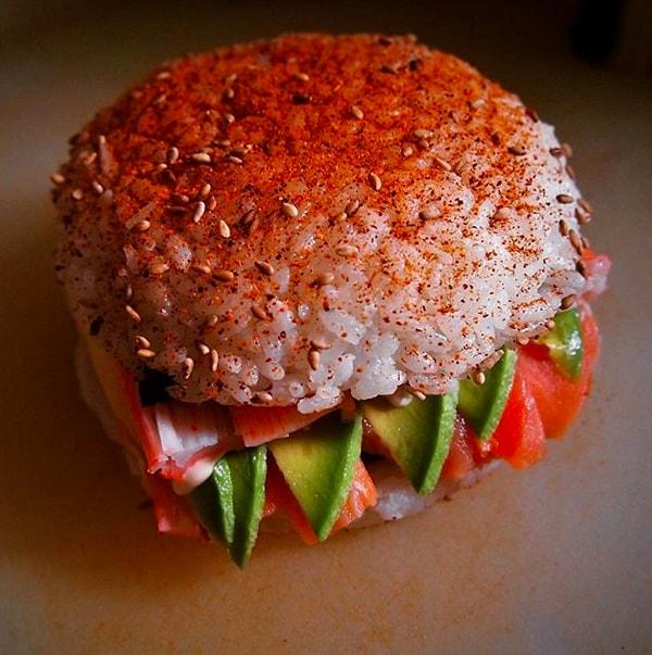 6. Venezuala'da hazırlanmış ve geleneksel sushi malzemeleri içeren bu burger ise benzersiz ve renkli sunumuyla dikkat çekiyor.
