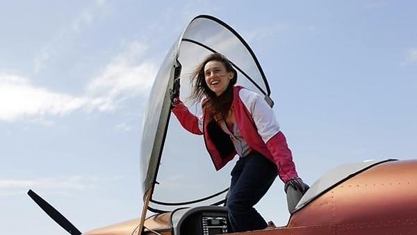 2. 2003 yılında uçuş dersleri almaya başlayan Sabrina, 2006 yılına gelindiğinde kendi uçağını tasarlamaya başlar.