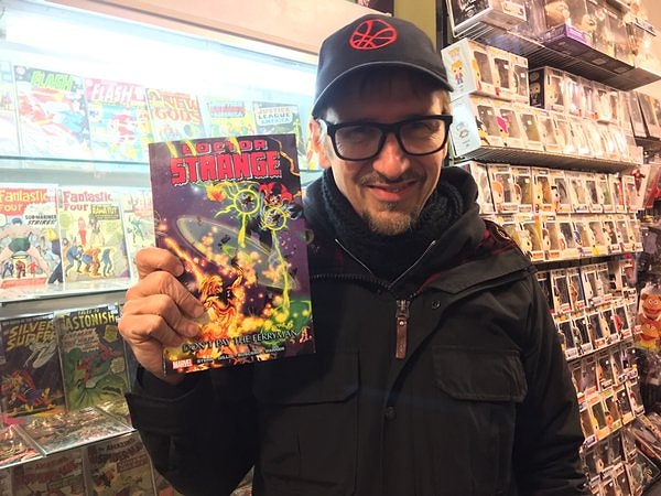 6. В компании с известным актером появился и режиссер фильма Скотт Дерриксон, который также сделал несколько покупок.