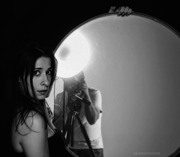 5. "Зачем он заставляет меня смотреть в зеркало? Неужели он хочет, чтобы я видела как он двигается сзади меня, а я стою на четвереньках и выгляжу отстойно. Серьезно?"