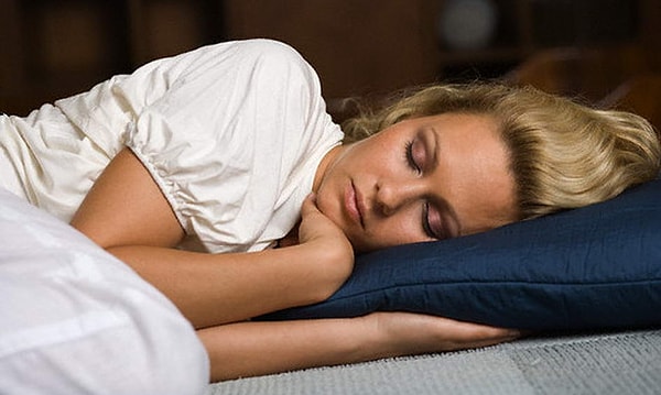 4. Если вы храпите, лучше спать на боку