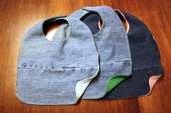 1. Небольшие переднички или слюнявчики для детей.