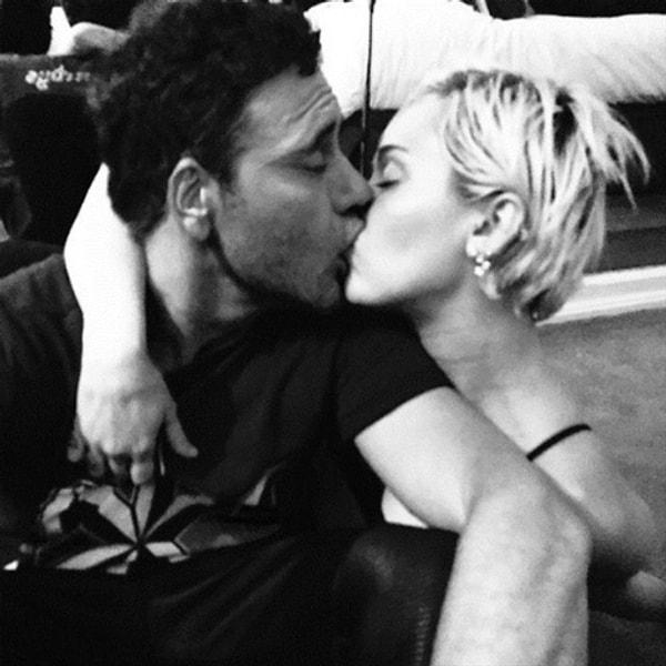 Miley Cyrus'la öpüşüyor,