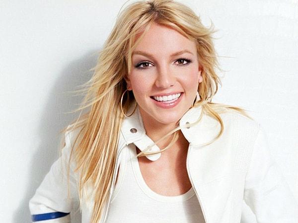 13. Britney Spears, George W. Bush tarafından halkı oyalamak amacıyla işe alındı.