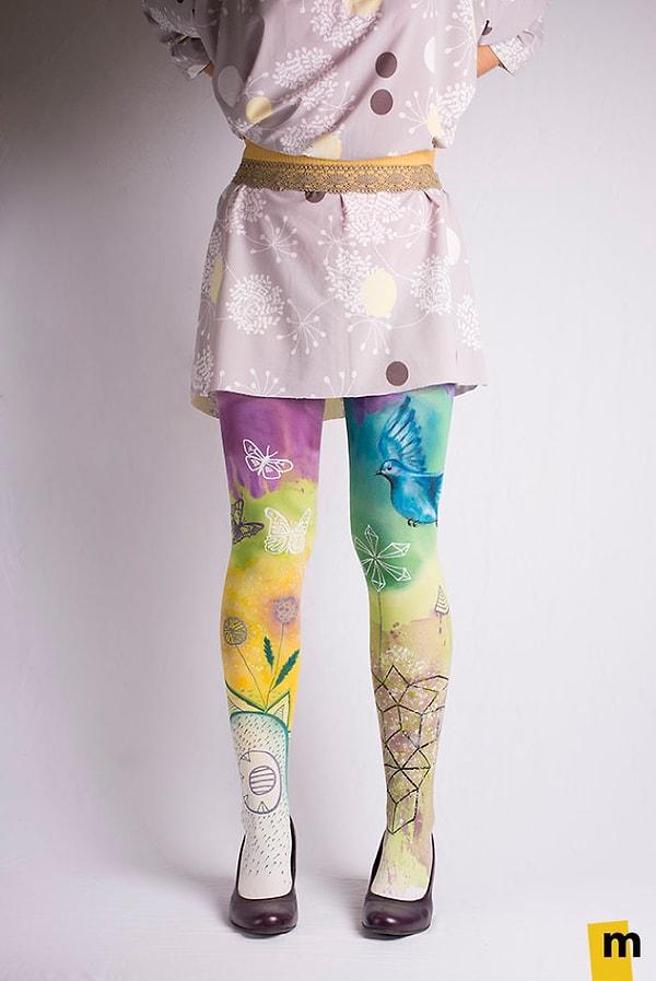 1. Tasarımcı Jovana Stojanovic'in rüya gibi tasarımlarını çizdiği çorap ve taytlarla tablo görüntüsünü yakalamak mümkün.