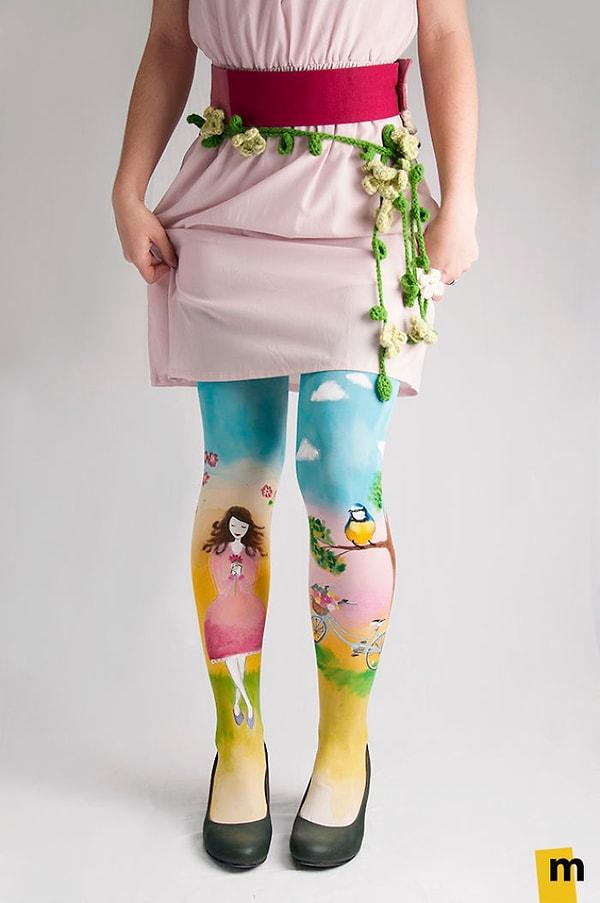 3. Kız kardeşi Kana Movana ile Movanas markasını oluşturarak renkli dünyasını çorapların üzerine yansıtıyor.