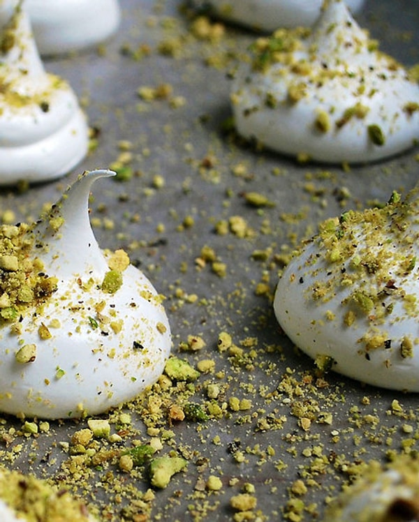 5. Меренги с начинкой из лепестков роз и посыпанные фисташковой крошкой