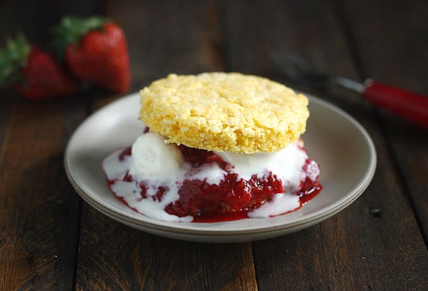 10. Ягодное песочное пирожное с имбирем и ревенем
