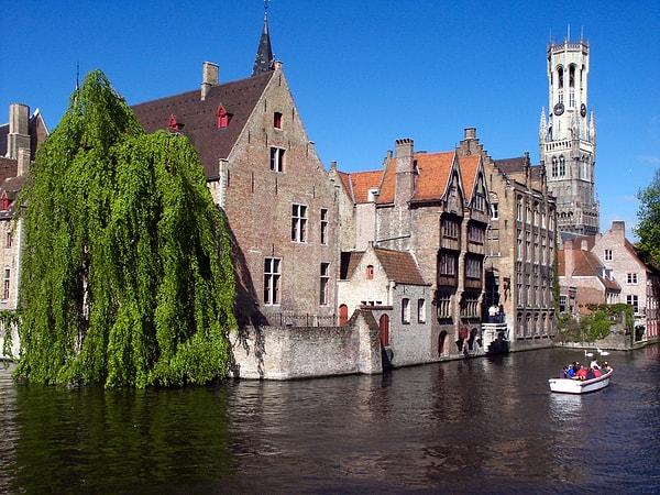 Brüj tarihi kayıtlarda birçok farklı isimle anılıyor. Brugge isminin Eski Flamanca/Felemenkçe'deki köprü sözcüğü olan "brucge" sözcüğünden geldiği tahmin edilmektedir.