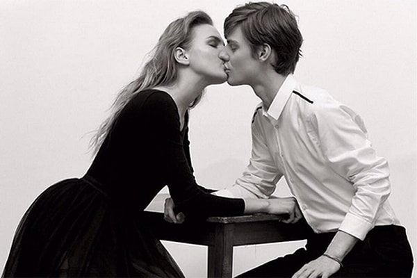 2. Вместе они не так долго, но уже успели поучаствовать в откровенной фотосесссии.