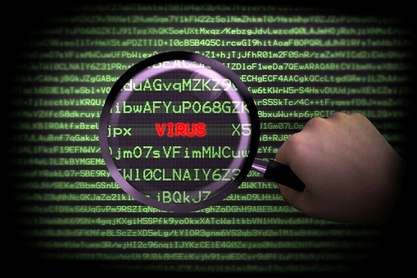 2. На сегодняшний день насчитывается три типа компьютерных угроз: вирусы, черви и троянские кони. Хотя их поведение и отличается друг друга, по сути, они написаны по одной и той же компьютерной логике.