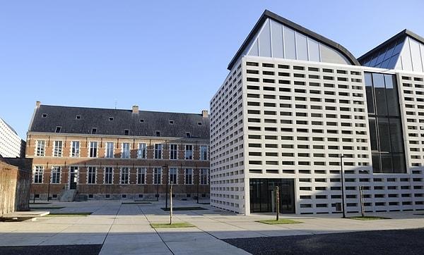 Brüj, ayrıca Avrupa'nın önemli yüksek öğretim kurumlarından biri olan College of Europe'a da ev sahipliği yapıyor.