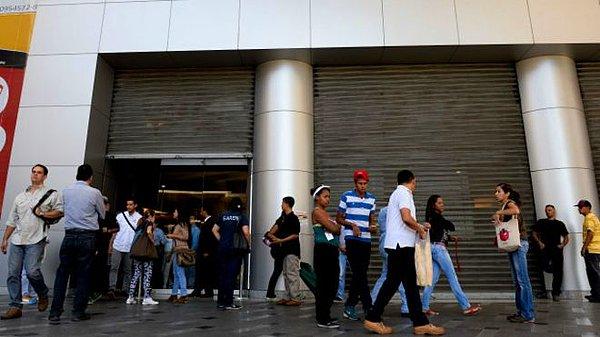 Venezuela'da elektrik kesintileri nedeniyle pek çok dükkan kepenk açamıyor.
