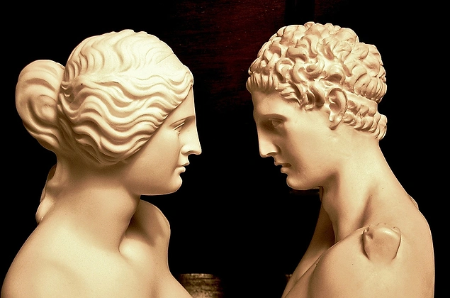 Hermaphrodites, iki cinsiyette olan insanlardır Hermaphrodites, iki cinsiyette olan insanlardır