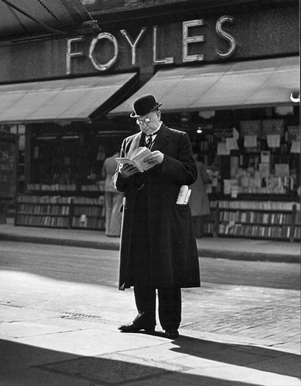 9. Крайне модными были мужские пальто.