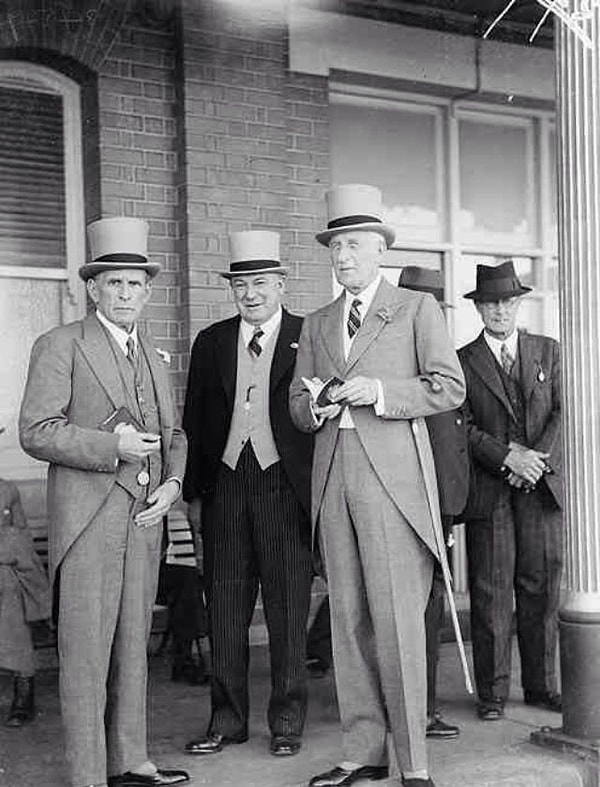 10. В те времена мужчина без шляпы выглядел почти нелепо.