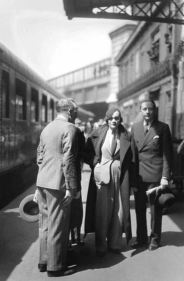 11. Люди предпочитали одноцветную обувь.