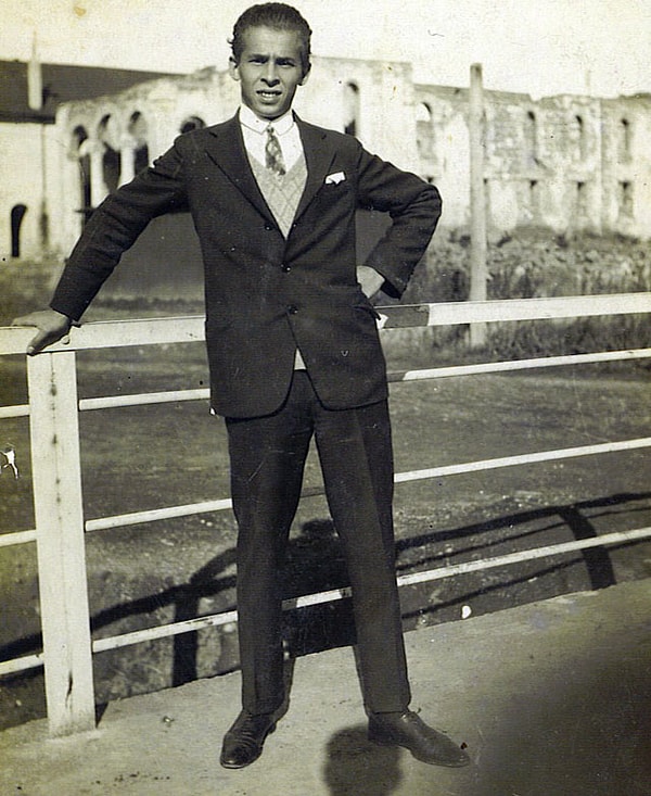 12. Носовой платок, перчатки, шарфы - основные аксессуары.