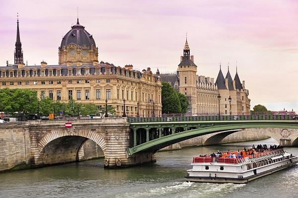 11. 102'nin en turistik aktivitesi olarak Seine Nehri'nde Tekne Turu.