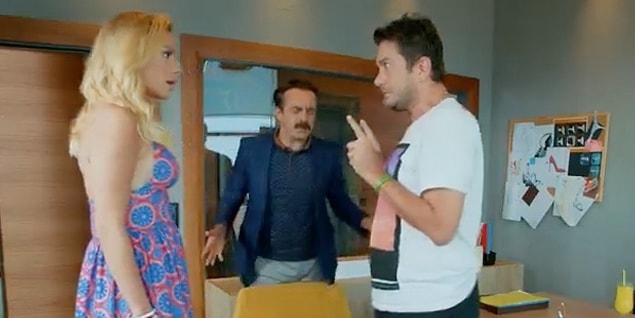 Dizi, her ne kadar eğlence içerikli olsa da ülkede artan gerilim, savaş, terör ortamına sessiz kalamıyordu.