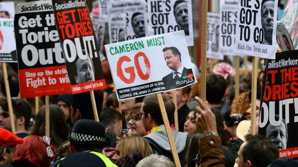 Londra’da yaklaşık 2 bin kişinin katıldığı bir protesto gösterisinde Cameron istifaya çağrılmıştı.