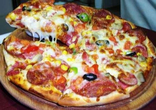 11. Peyniri eriyene kadar daha fırında kalan pizzamız servis edilir.