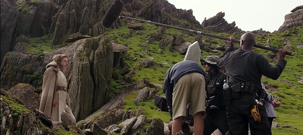 9. Дэйзи Ридли (Рей) подтвердила, что новый эпизод начнется с того самого момента, где закончился эпизод «Пробуждение силы». Так что у нас еще есть возможность увидеть Марка Хэмилла в роли Люка Скайуокера.