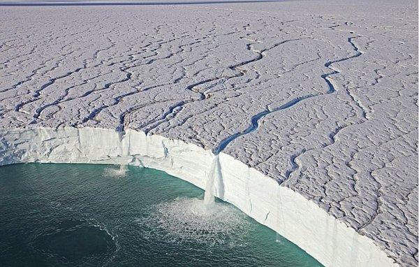 2. Svalbard, Norveç'teki buzuldan dökülen şelaleler...