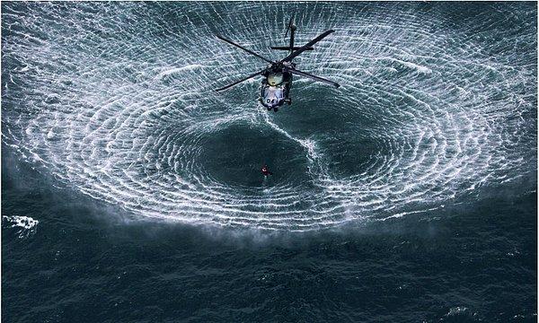 7. Su yüzeyine yaklaşan bir helikopter